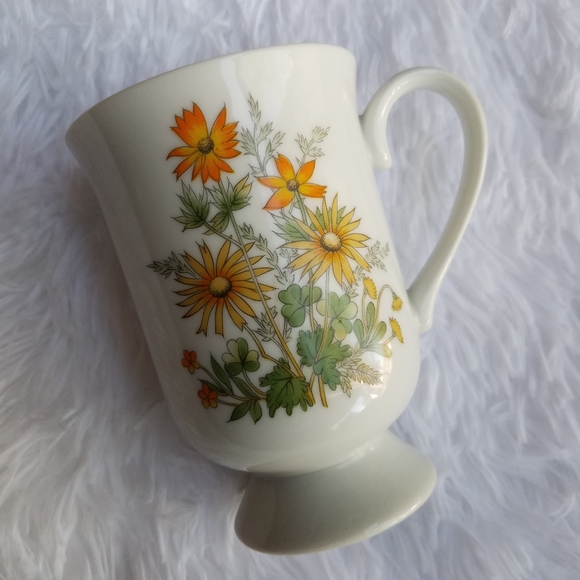 Dainty Vintage Wildflower Mug - Picture 2 of 13